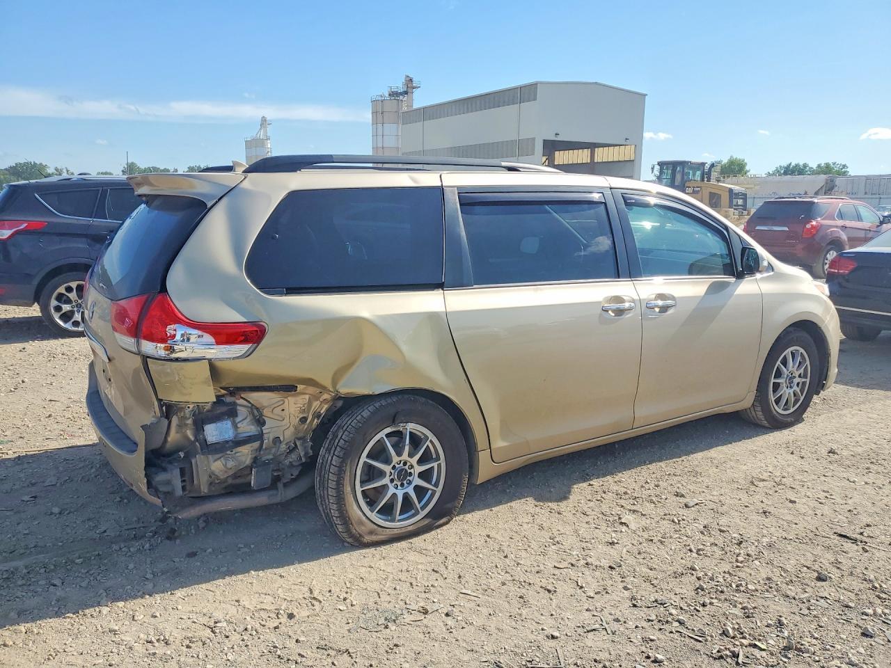 2014 TOYOTA SIENNA — фото 3