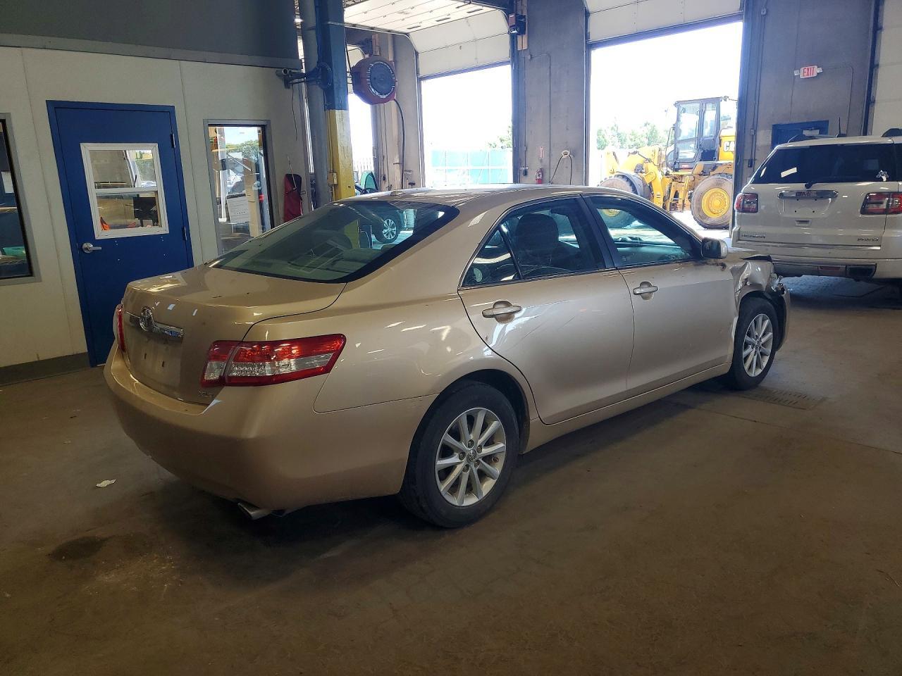 2011 TOYOTA CAMRY — фото 3
