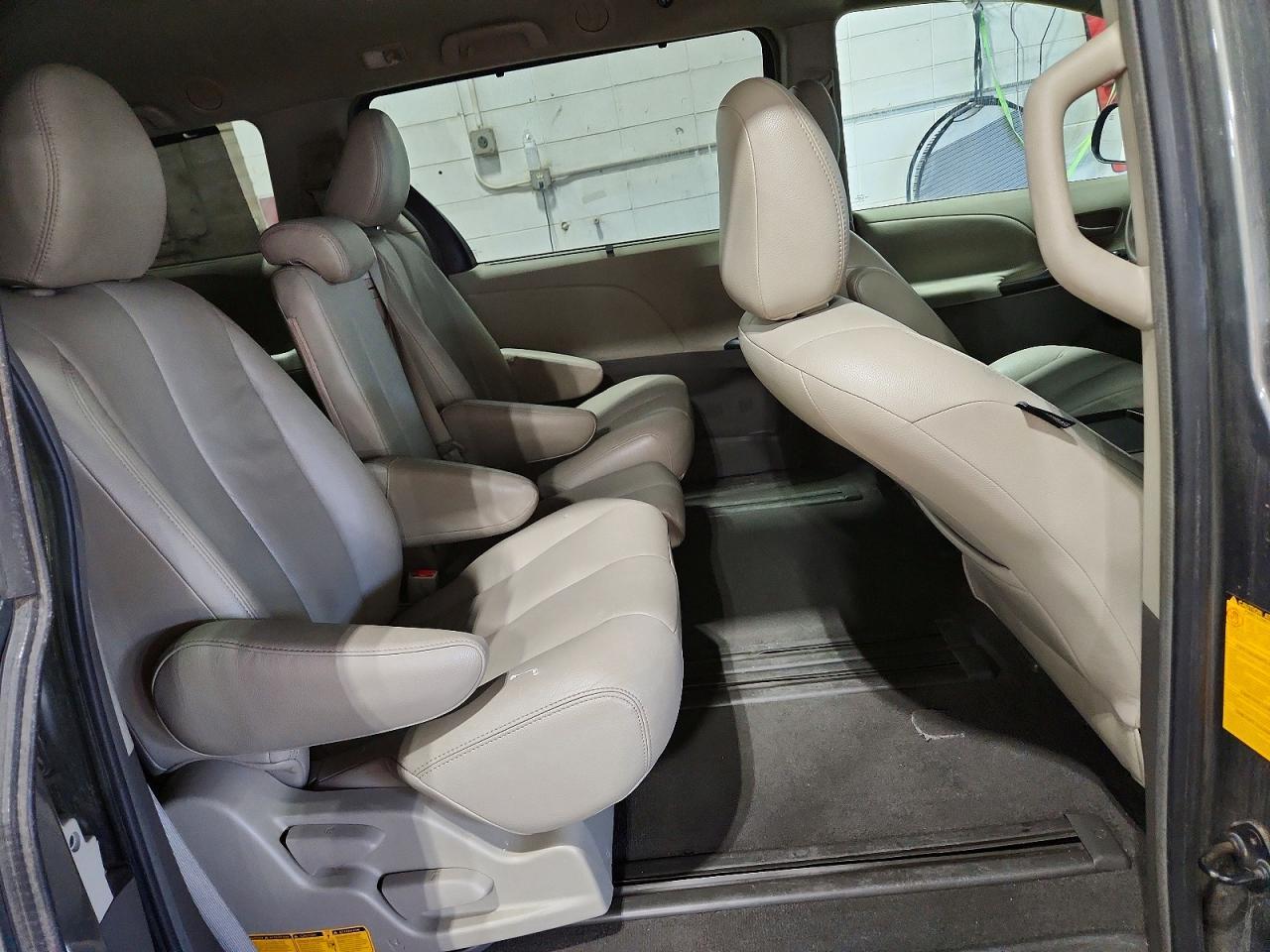 2011 TOYOTA SIENNA — фото 11