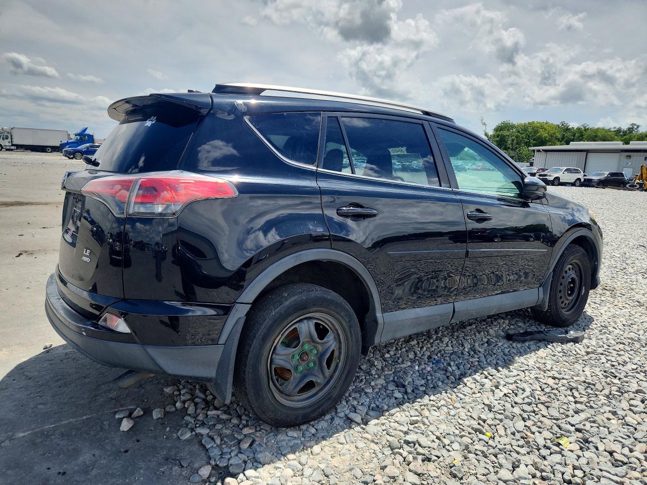 2017 TOYOTA RAV4 — фото 3