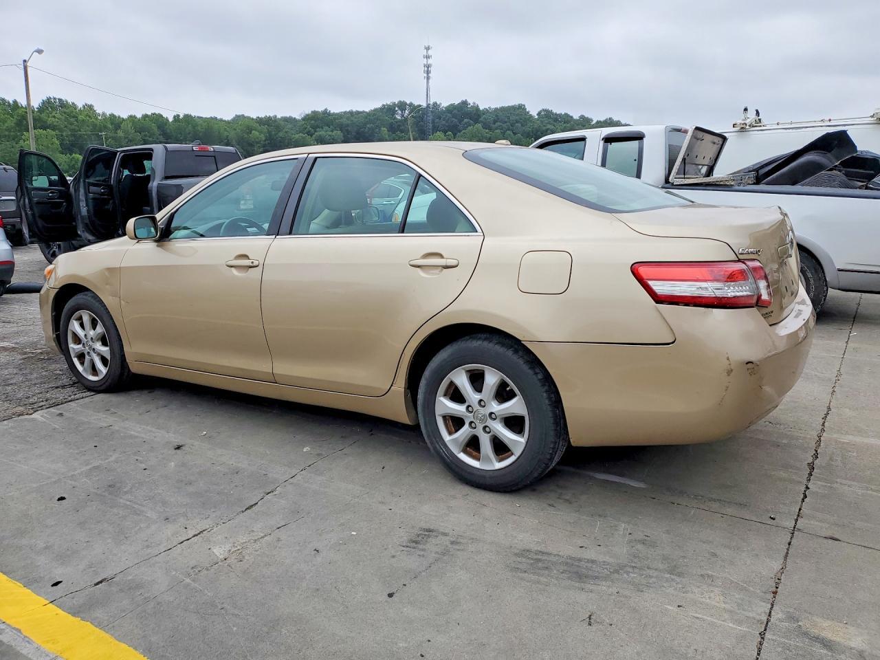 2011 TOYOTA CAMRY — фото 2