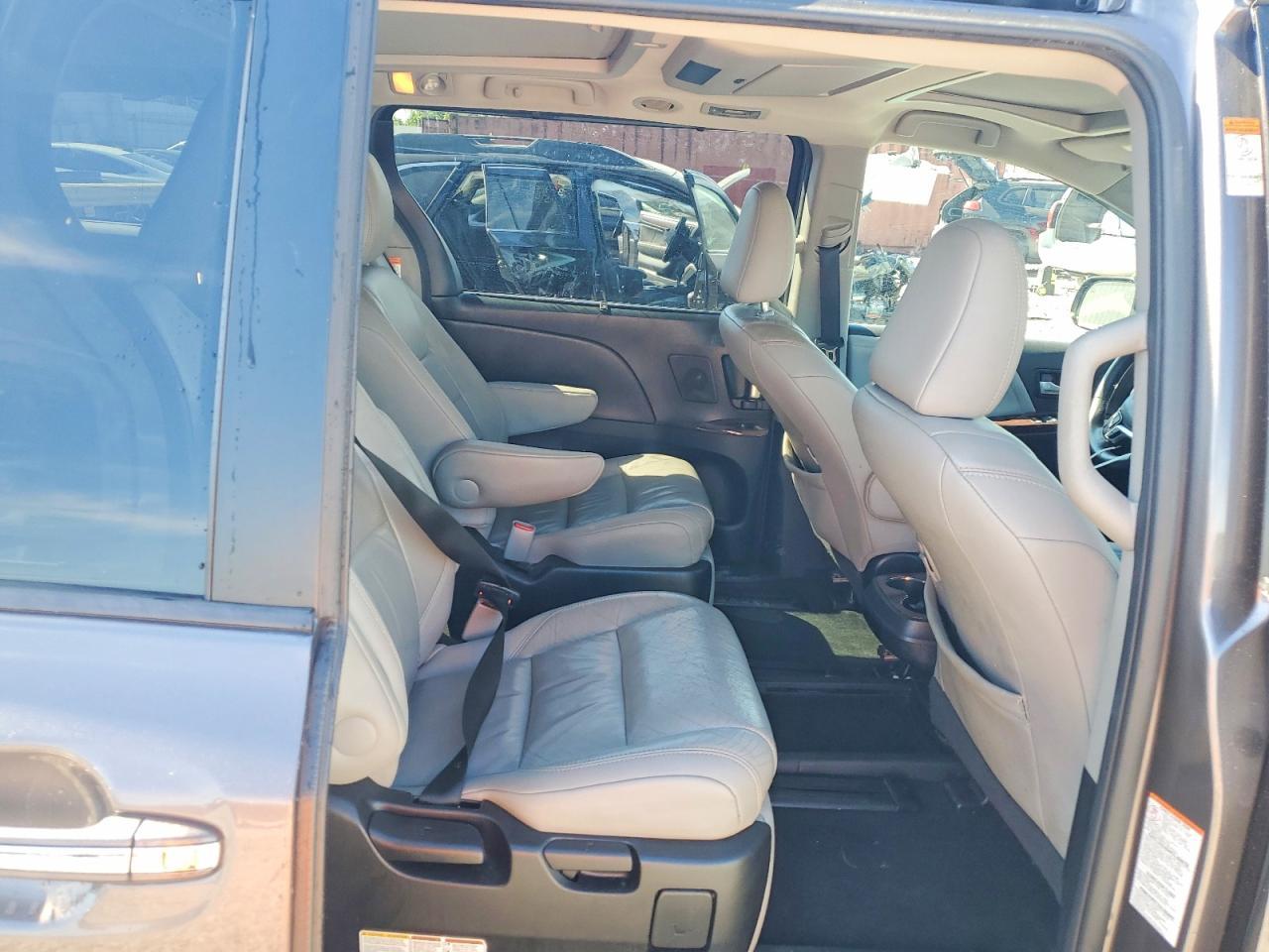 2015 TOYOTA SIENNA — фото 11