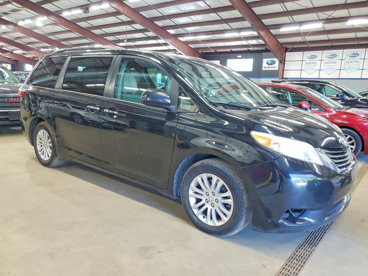 2017 TOYOTA SIENNA — фото 4