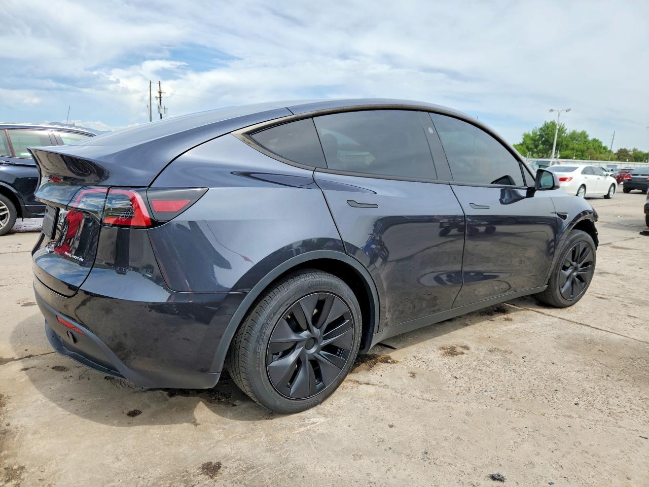 2025 TESLA MODEL Y — фото 3