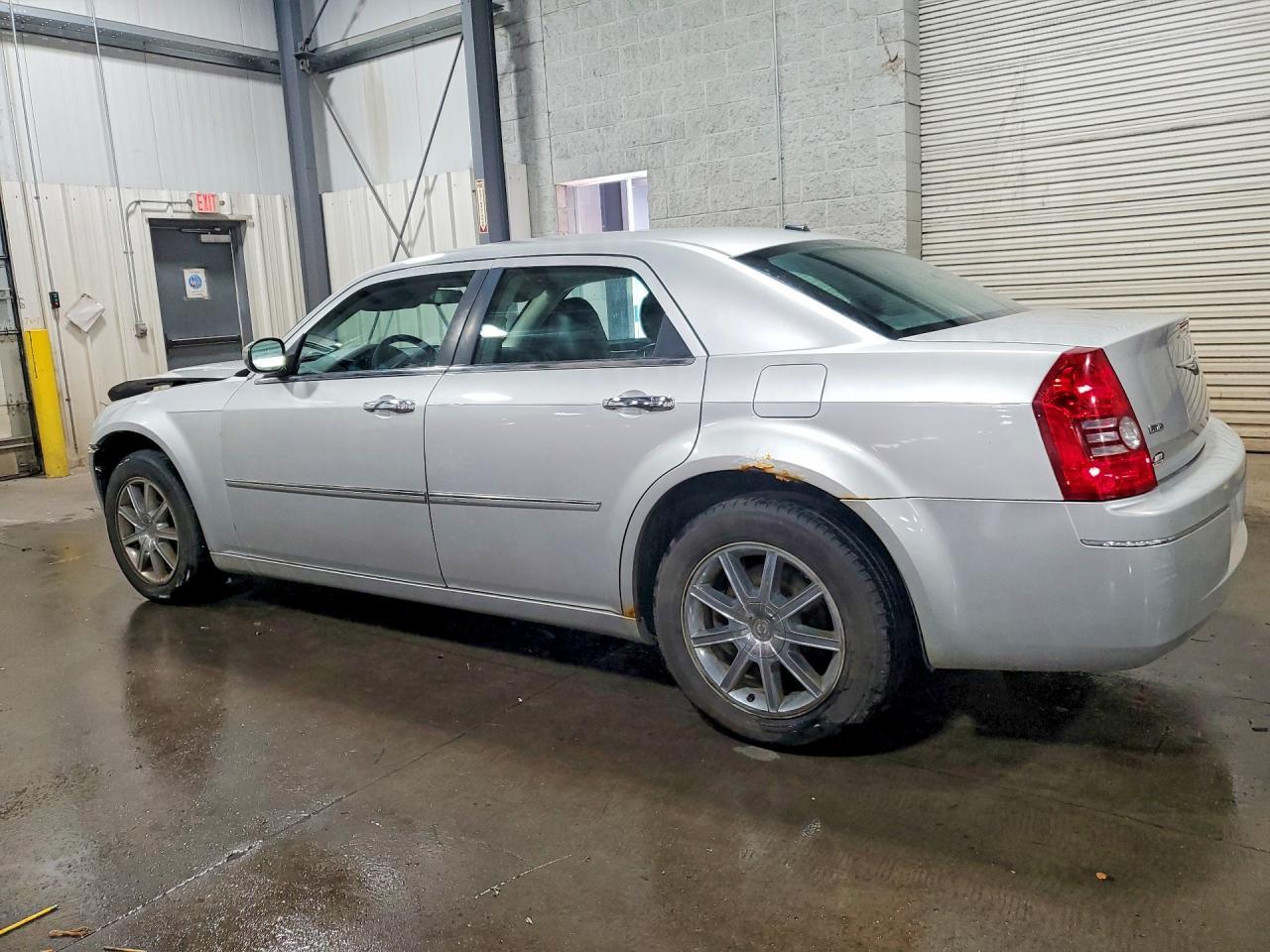 2010 CHRYSLER 300 — фото 2