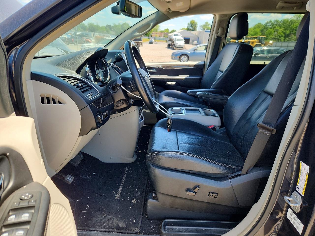 CHRYSLER TOWN & COUNTRY