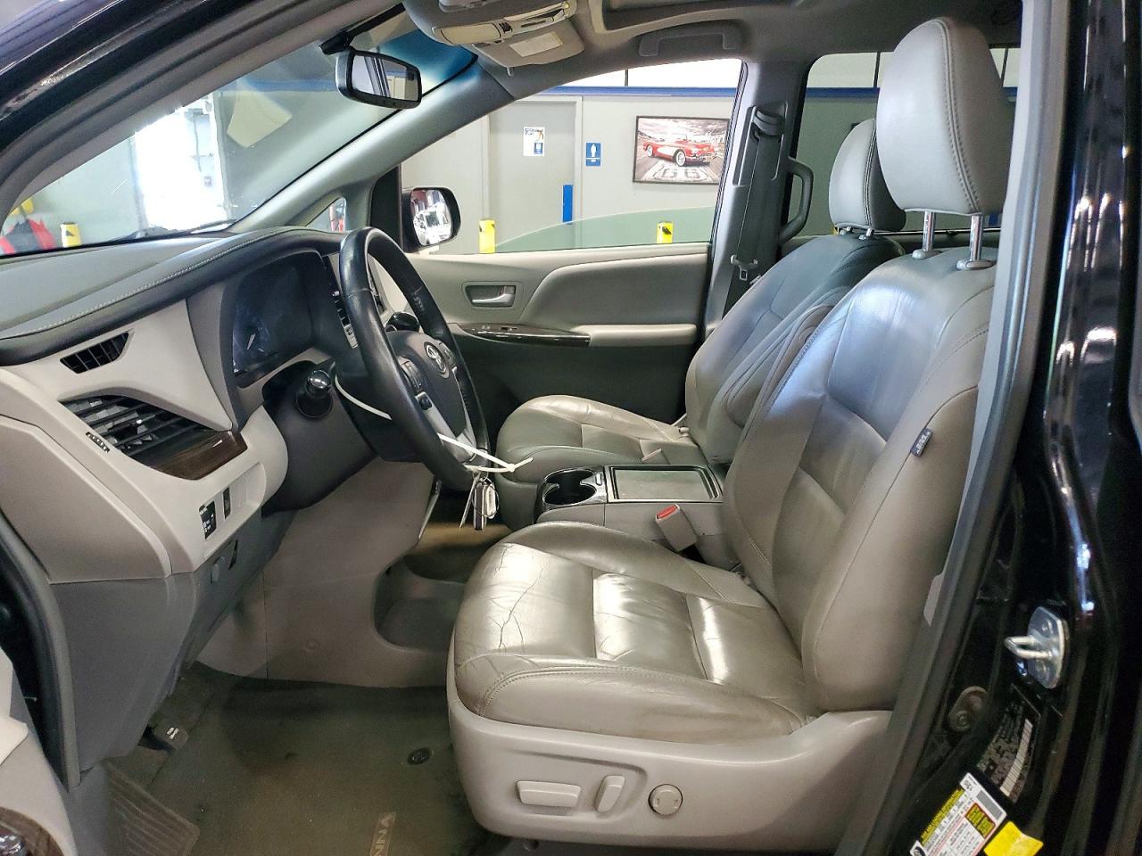 2017 TOYOTA SIENNA — фото 7