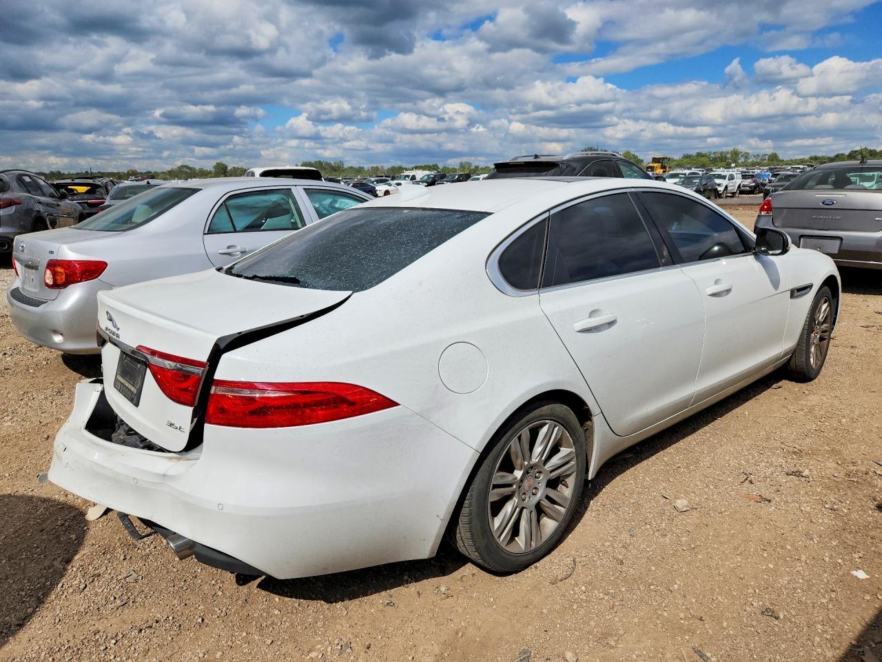 2016 JAGUAR XF — фото 3