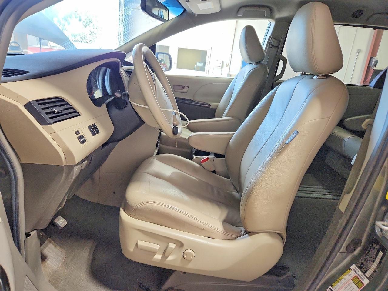 2011 TOYOTA SIENNA — фото 7