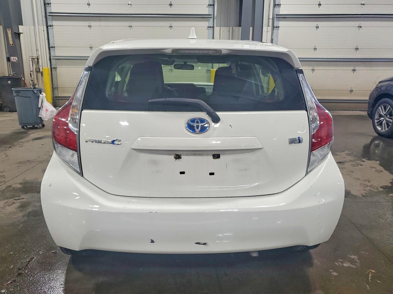 2016 TOYOTA PRIUS C — фото 6