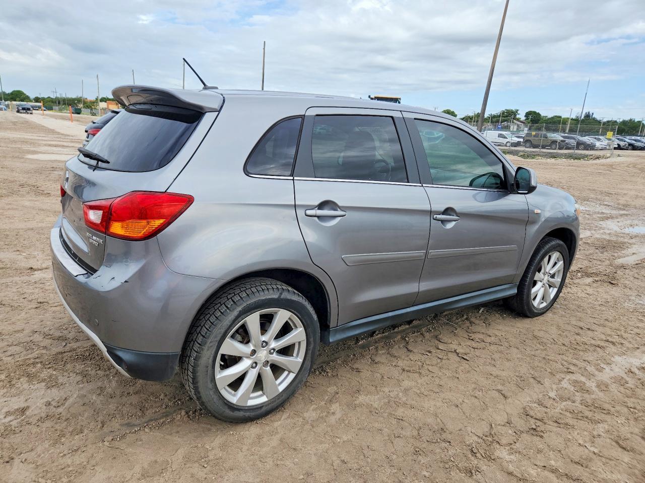 MITSUBISHI OUTLANDER SPORT