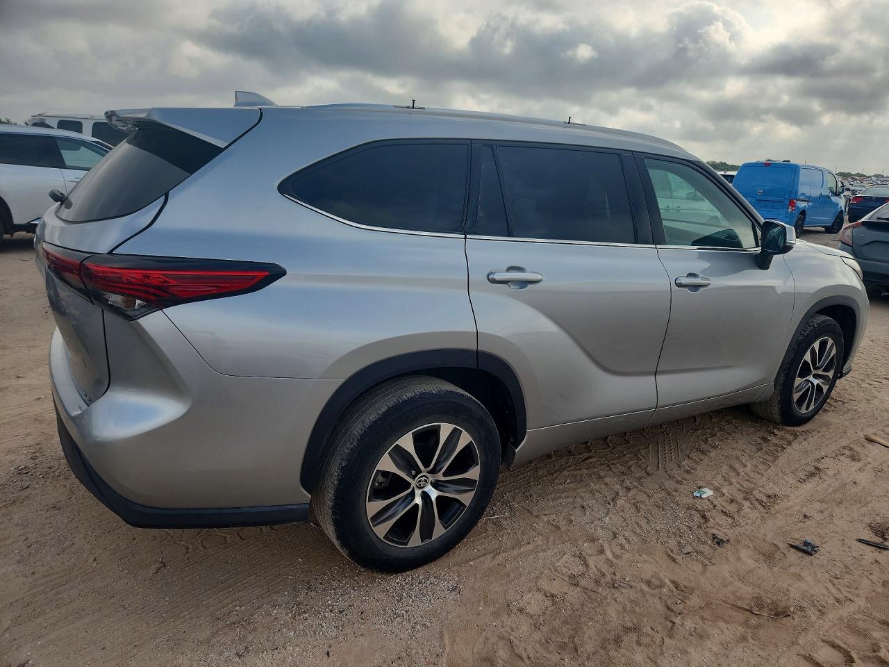 2021 TOYOTA HIGHLANDER — фото 3