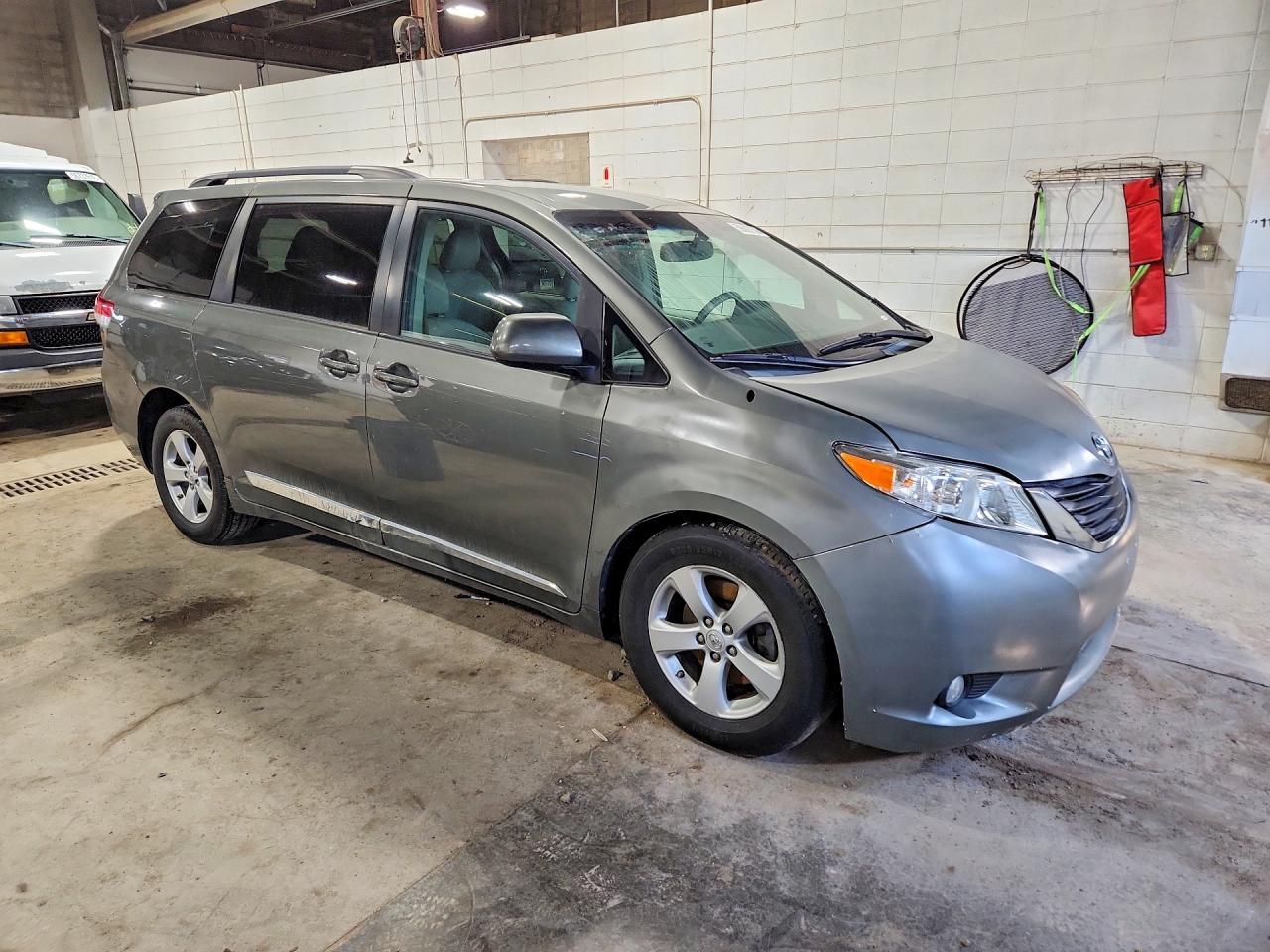 2011 TOYOTA SIENNA — фото 4