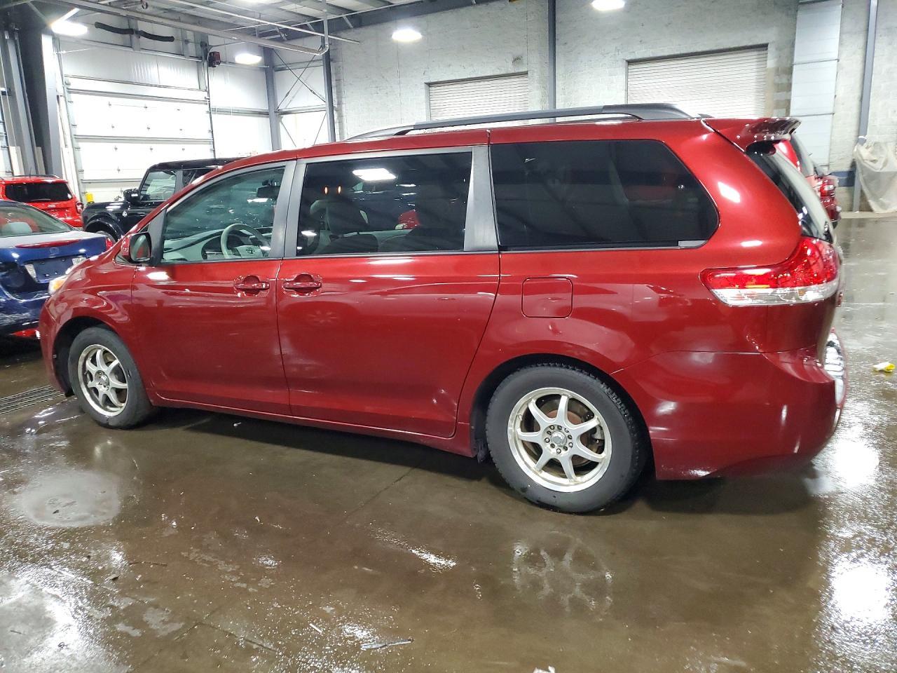 2011 TOYOTA SIENNA — фото 2