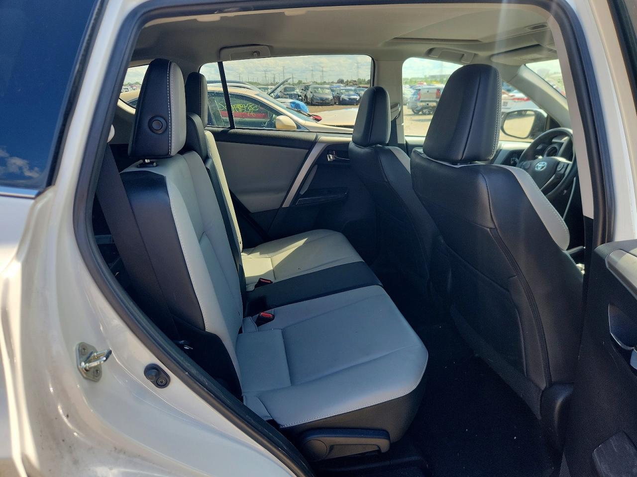 2017 TOYOTA RAV4 — фото 10