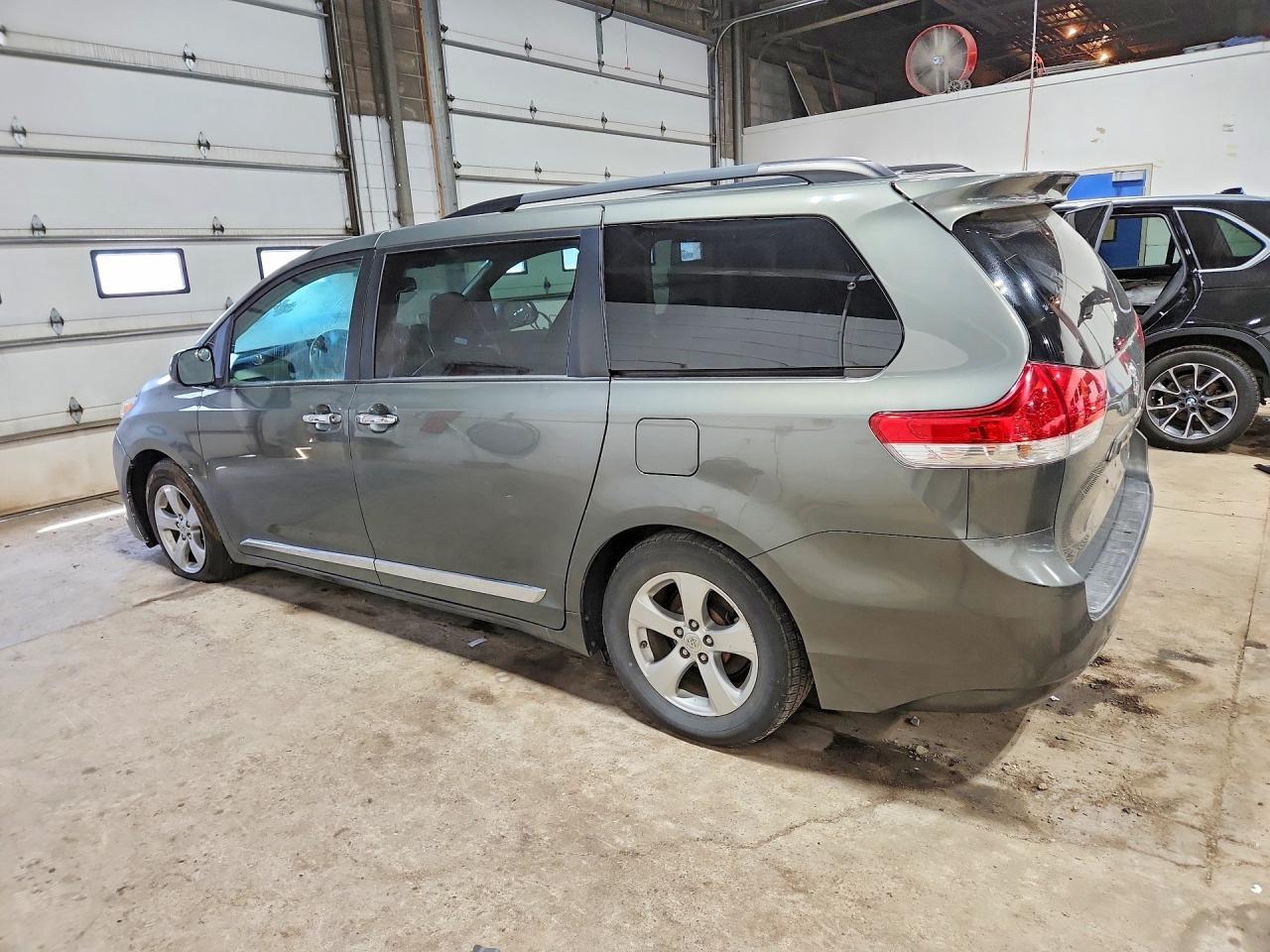 2011 TOYOTA SIENNA — фото 2