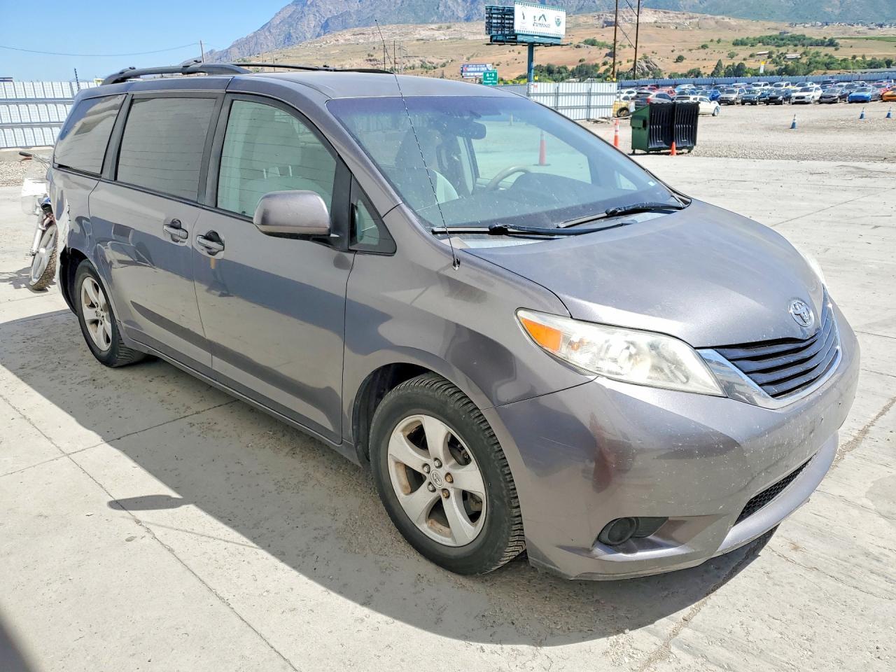 2011 TOYOTA SIENNA — фото 4