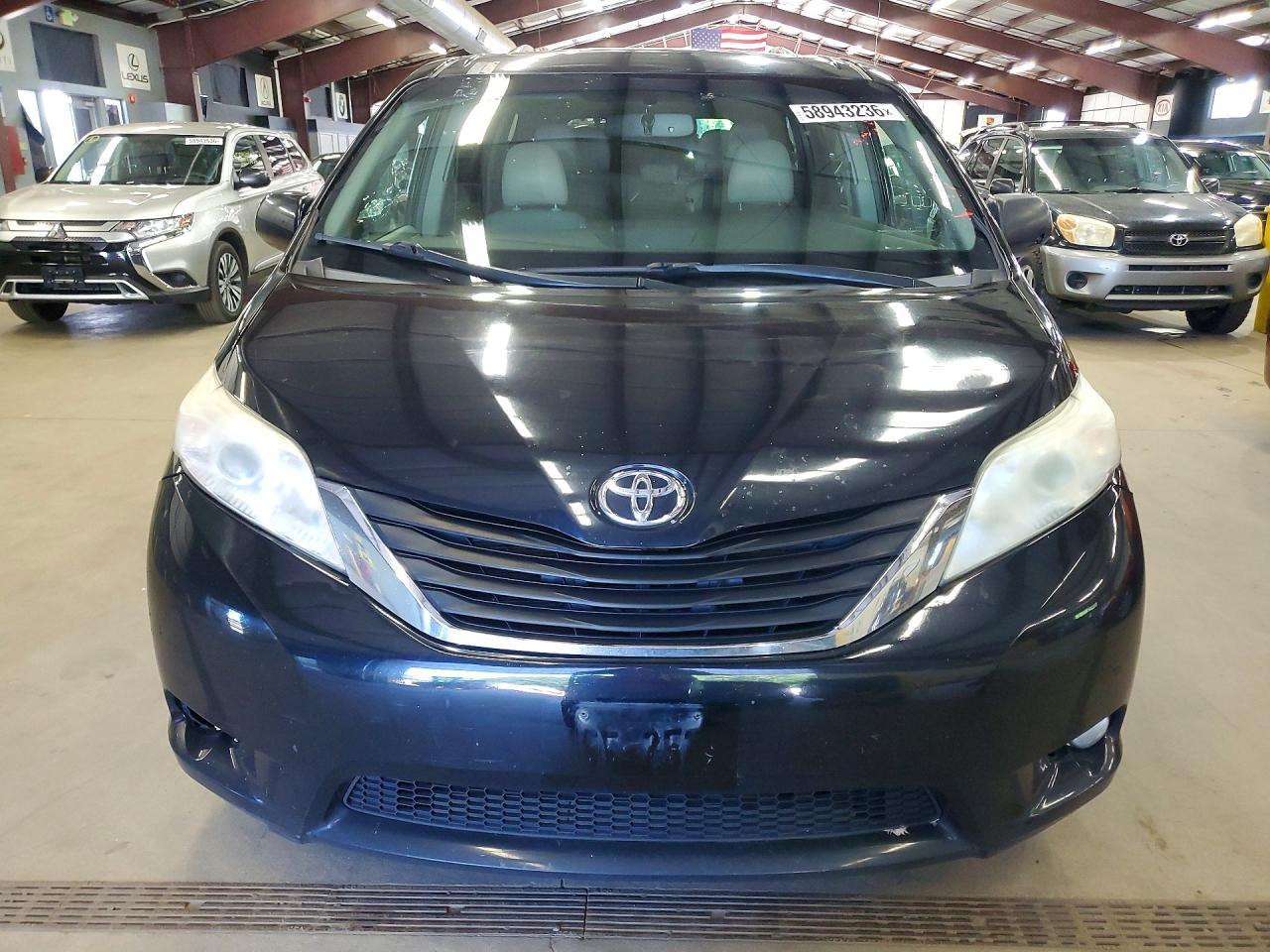 2017 TOYOTA SIENNA — фото 5