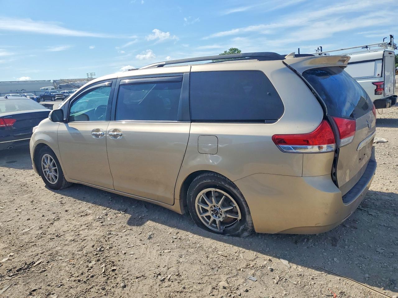 2014 TOYOTA SIENNA — фото 2