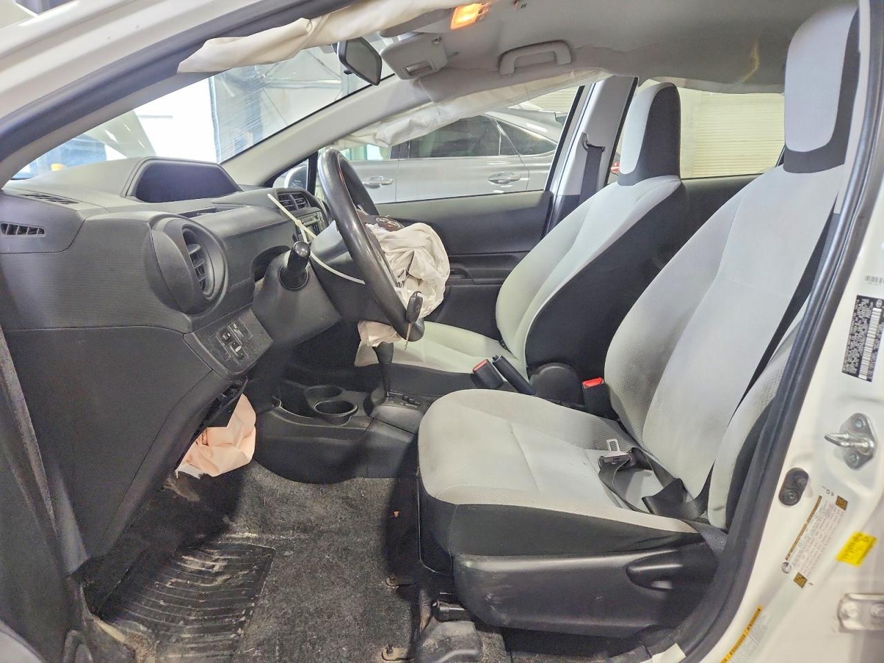 2016 TOYOTA PRIUS C — фото 7