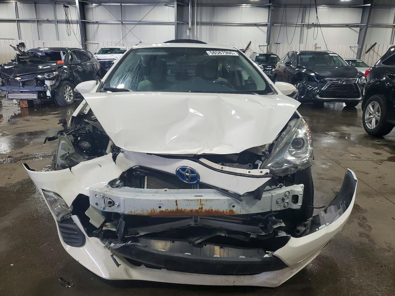 2016 TOYOTA PRIUS C — фото 5