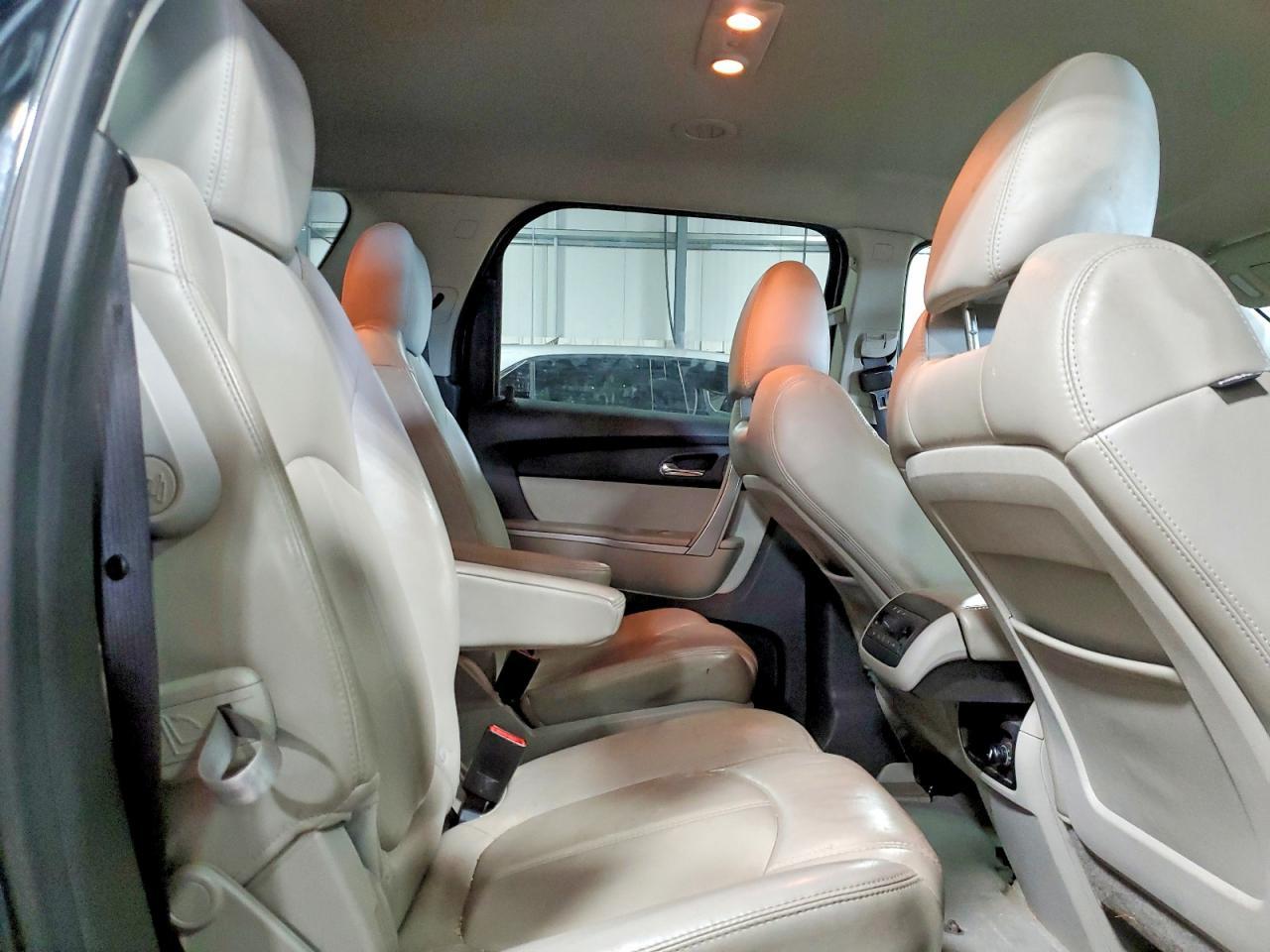 2011 GMC ACADIA — фото 11