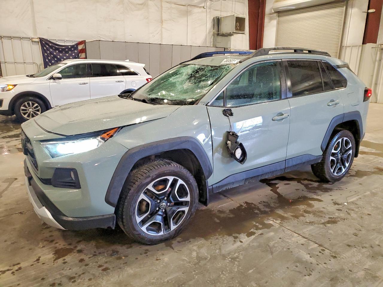 2019 TOYOTA RAV4 — фото 1