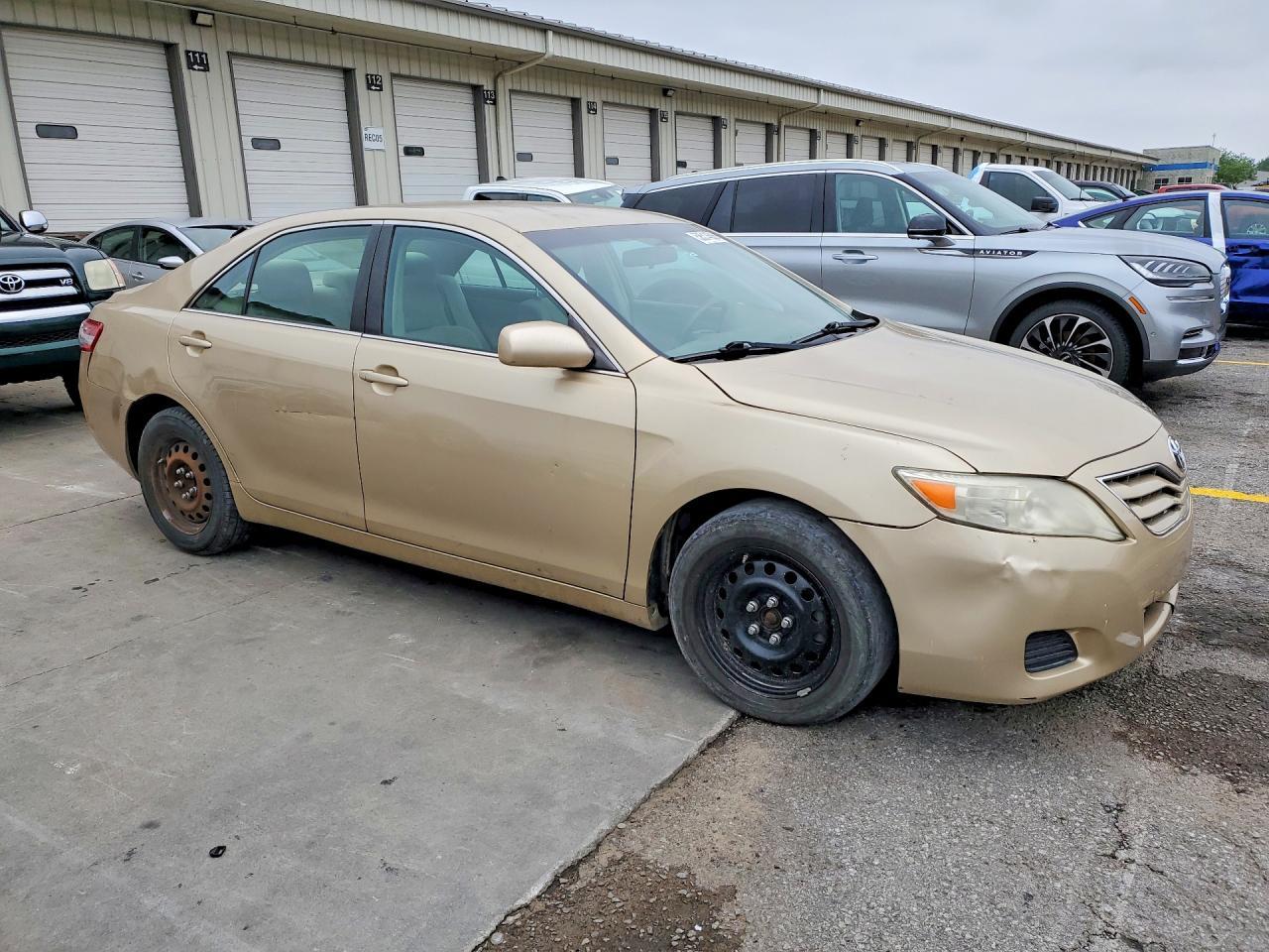 2011 TOYOTA CAMRY — фото 4
