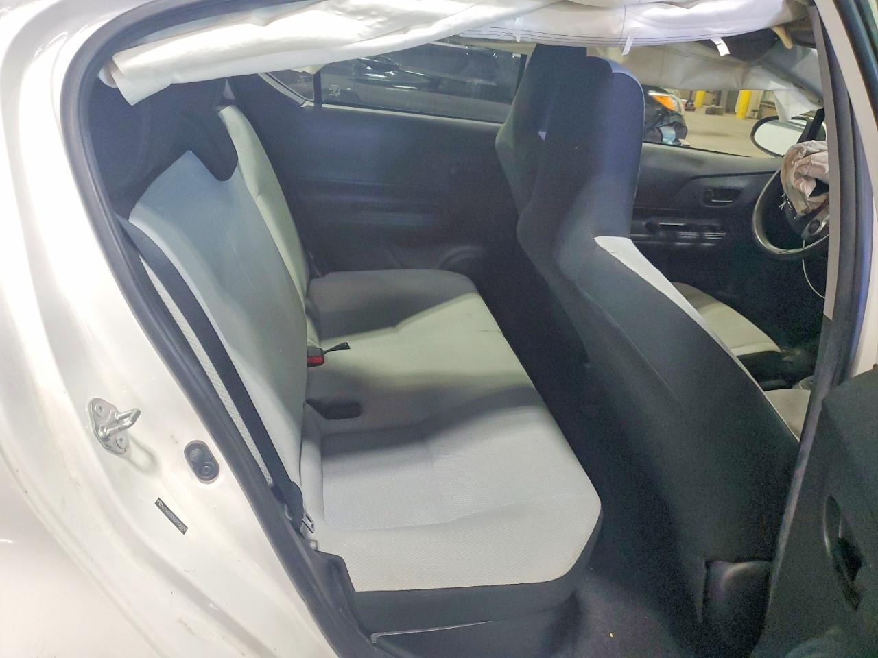 2016 TOYOTA PRIUS C — фото 10