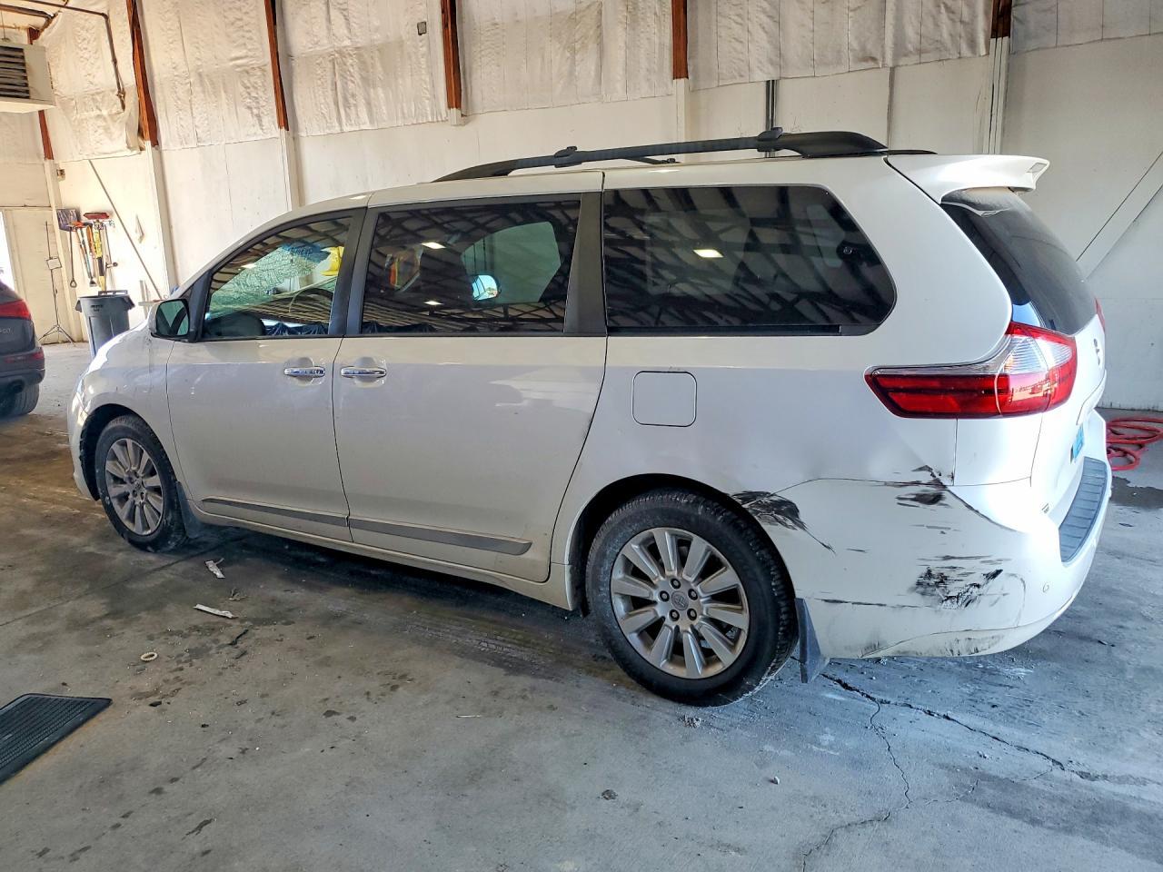 2015 TOYOTA SIENNA — фото 2