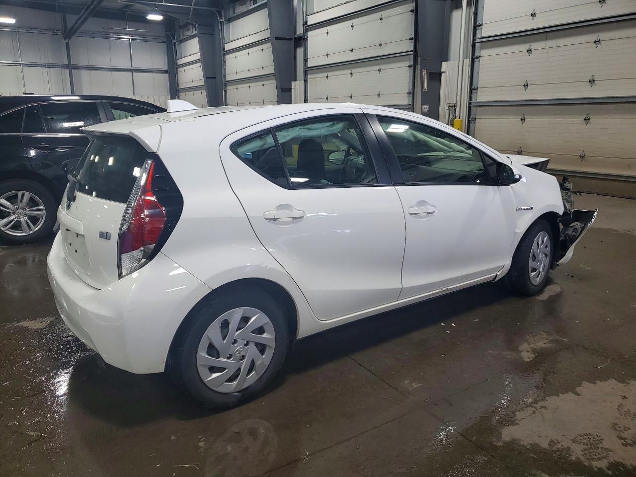 2016 TOYOTA PRIUS C — фото 3