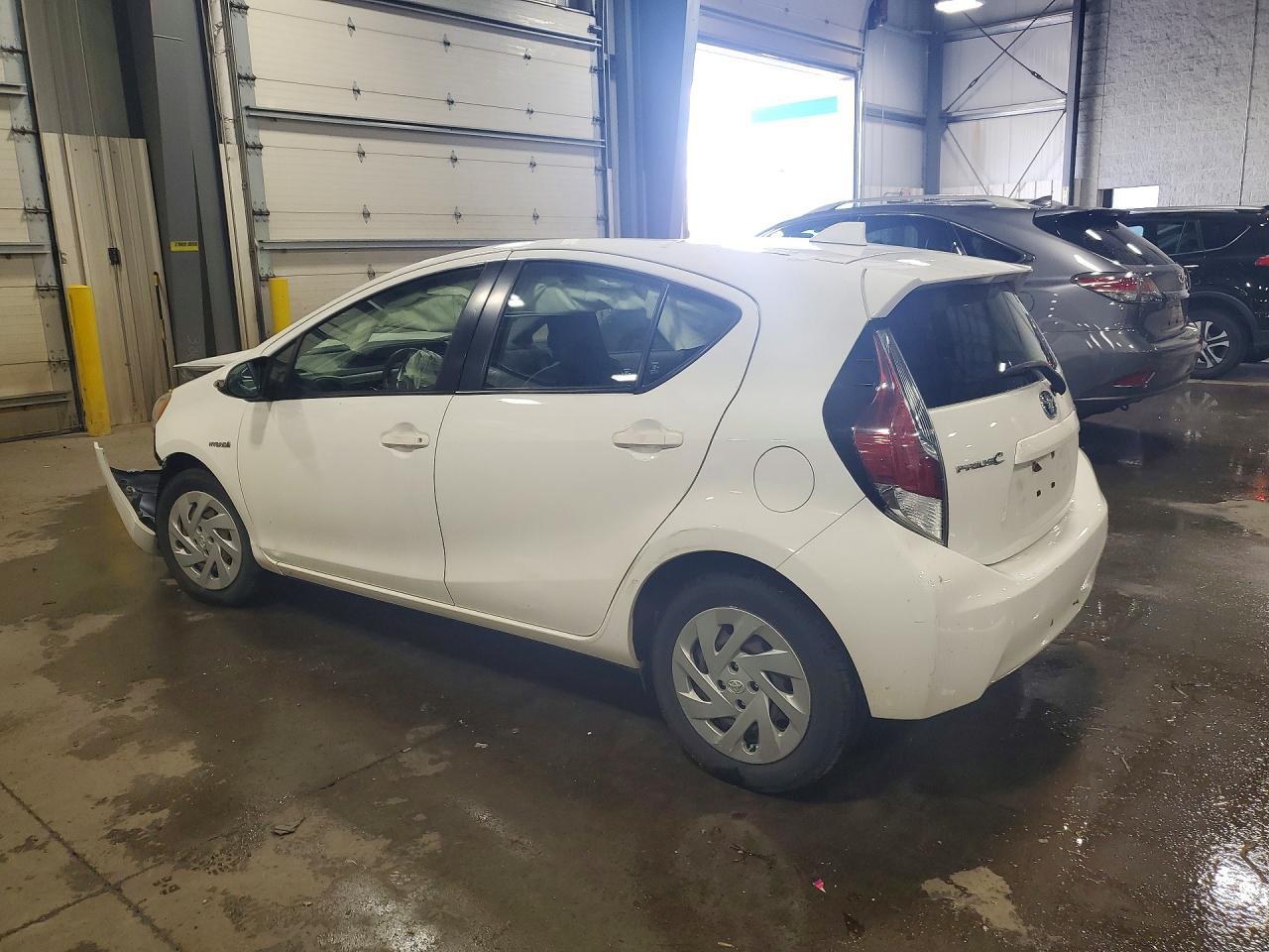 2016 TOYOTA PRIUS C — фото 2