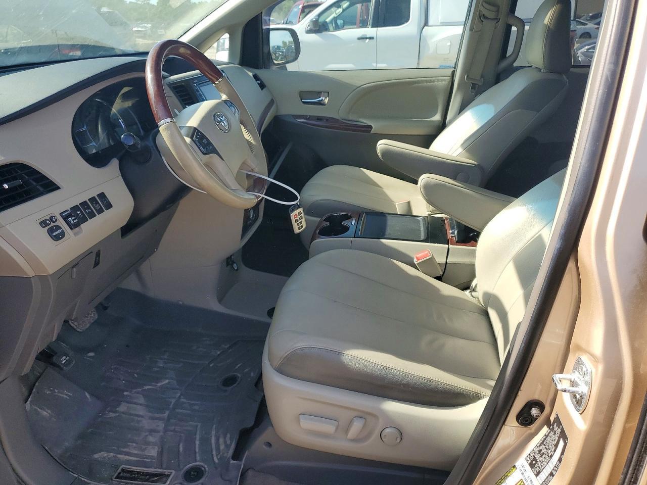 2014 TOYOTA SIENNA — фото 7