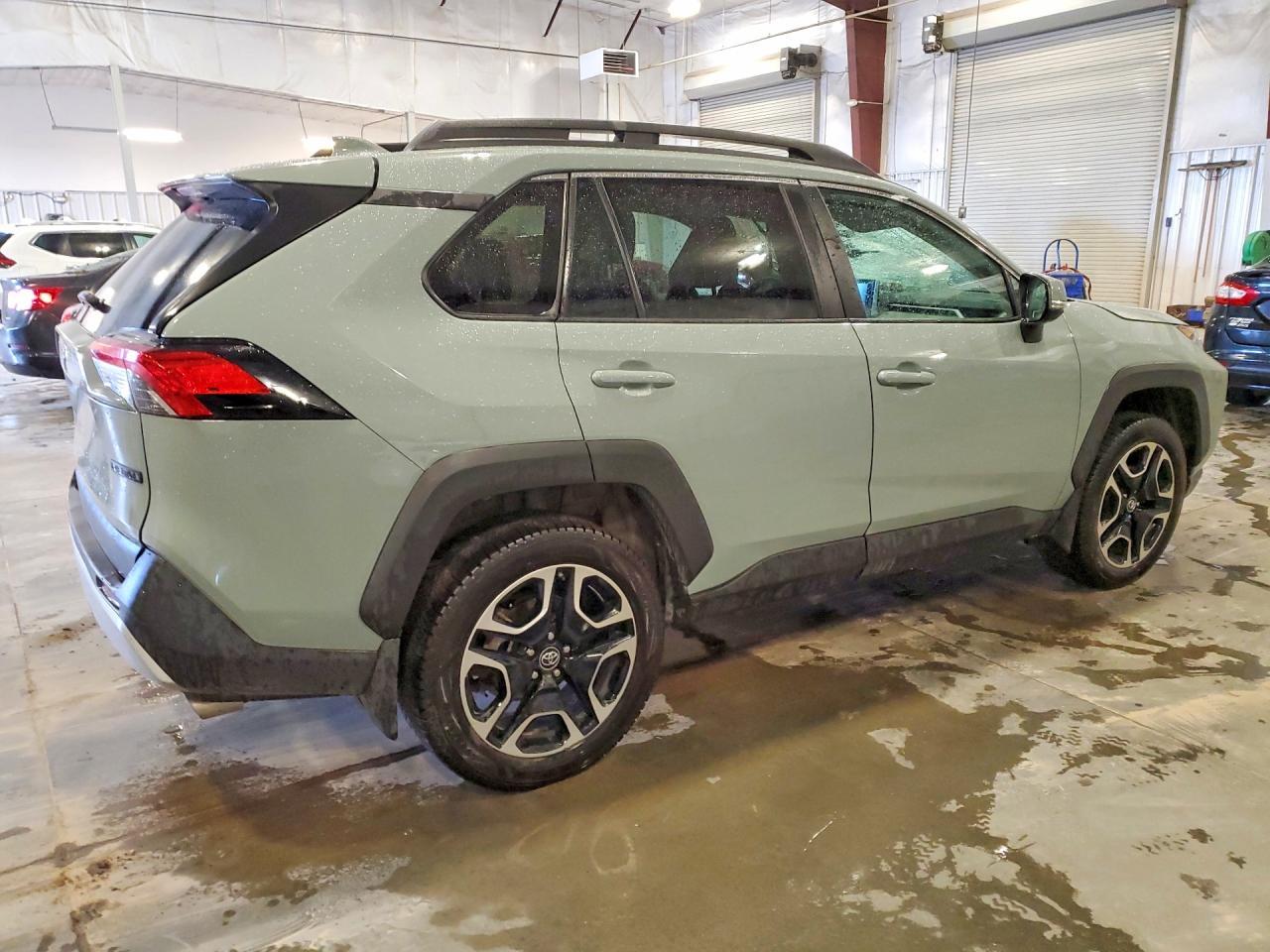 2019 TOYOTA RAV4 — фото 3