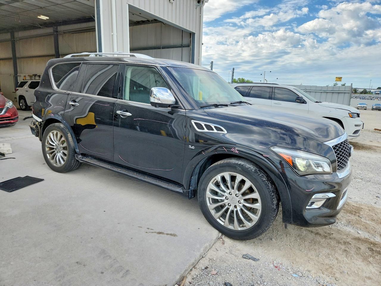 2017 INFINITI QX80 — фото 4