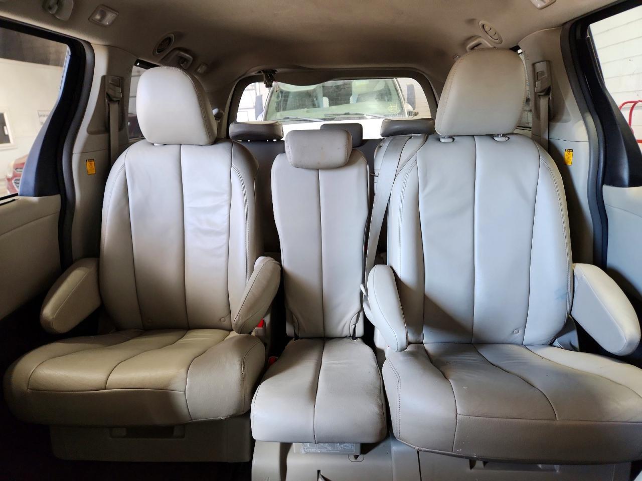 2011 TOYOTA SIENNA — фото 10