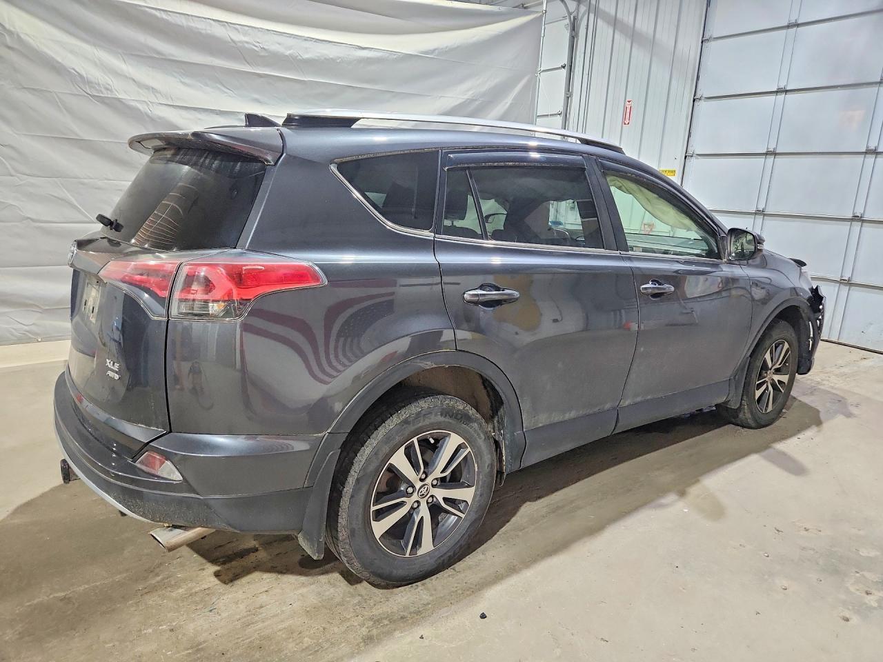 2017 TOYOTA RAV4 — фото 3