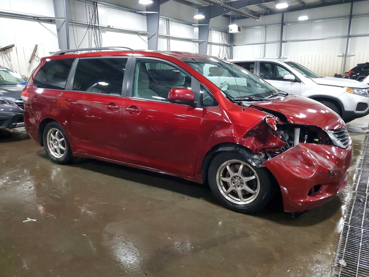 2011 TOYOTA SIENNA — фото 4