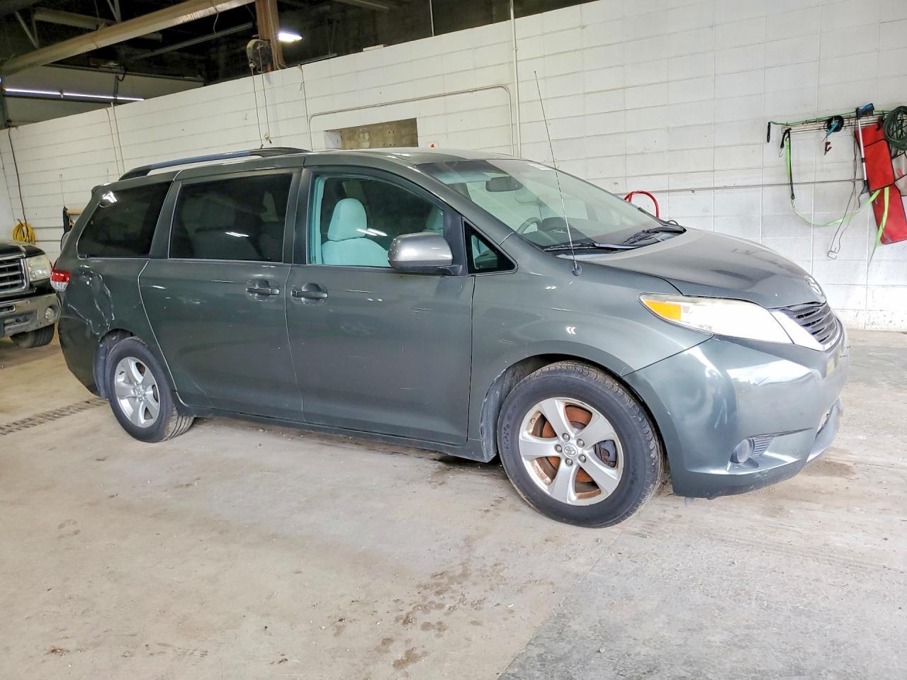 2012 TOYOTA SIENNA — фото 4