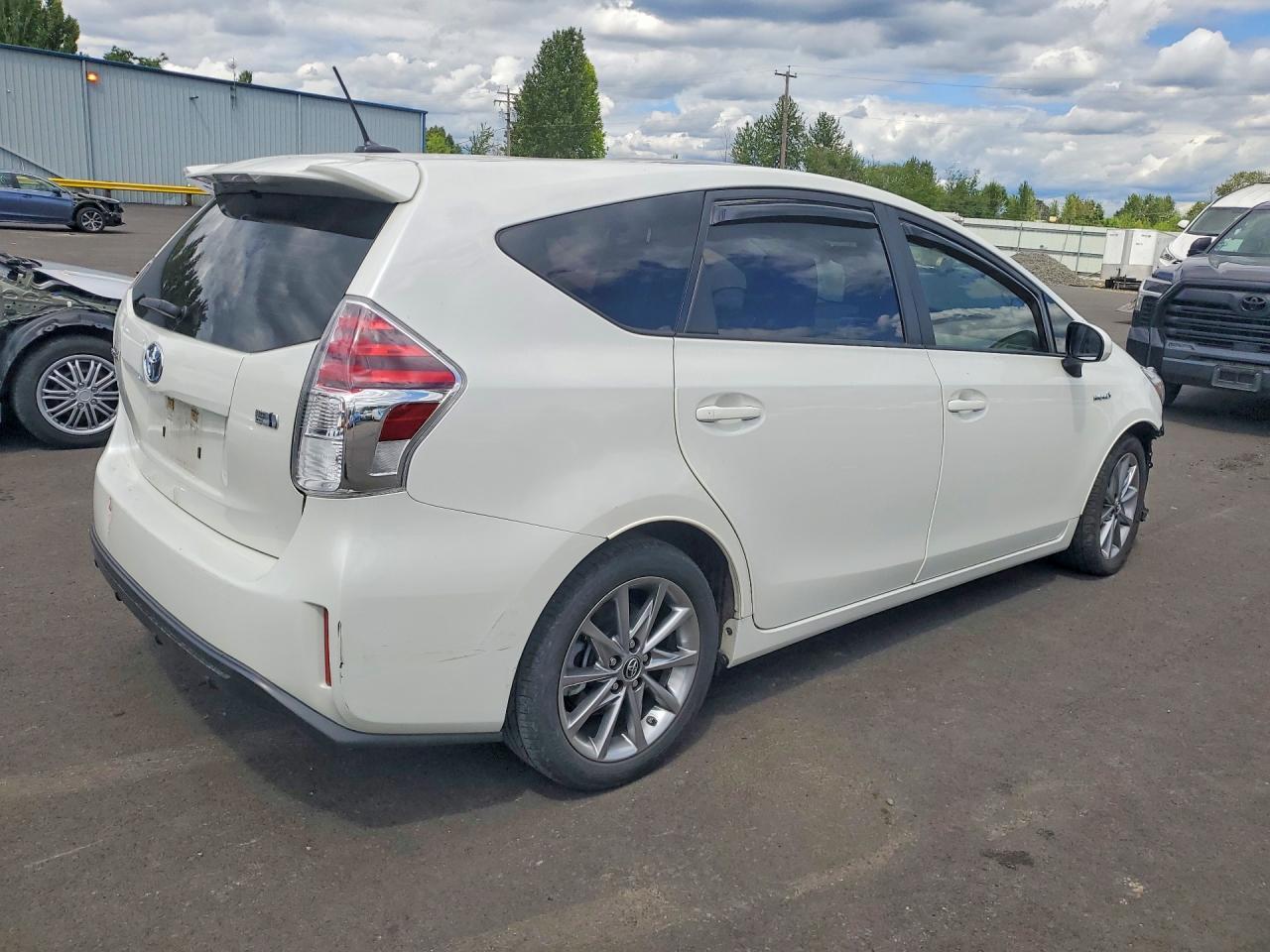 2017 TOYOTA PRIUS V — фото 3