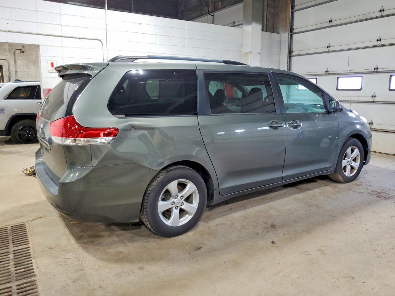 2012 TOYOTA SIENNA — фото 3