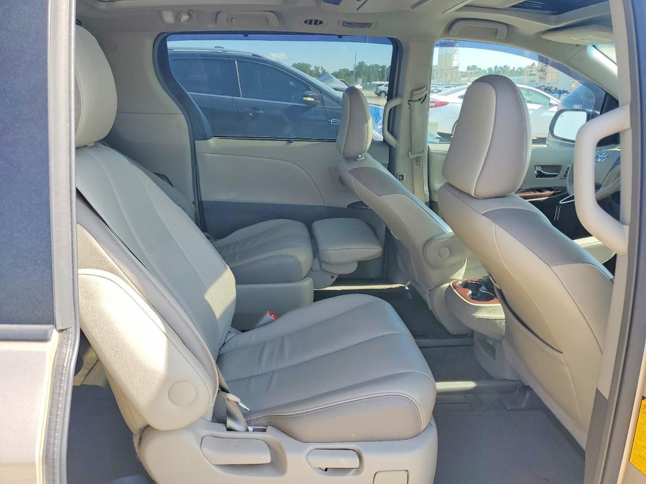 2014 TOYOTA SIENNA — фото 10