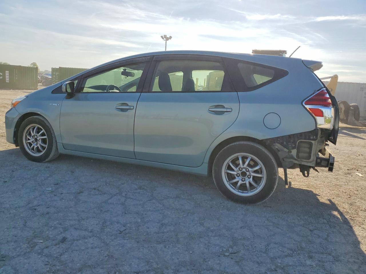 2016 TOYOTA PRIUS V — фото 2