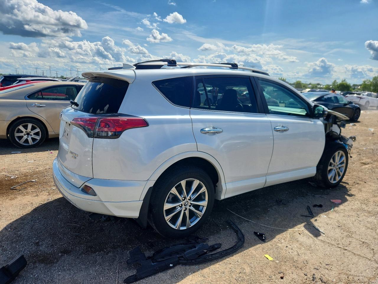 2017 TOYOTA RAV4 — фото 3