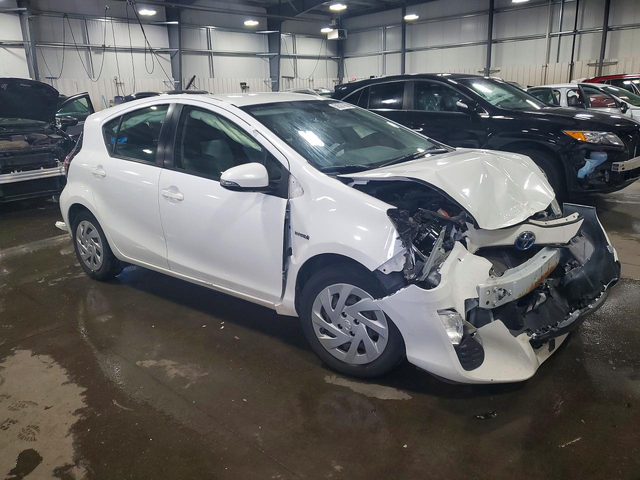 2016 TOYOTA PRIUS C — фото 4