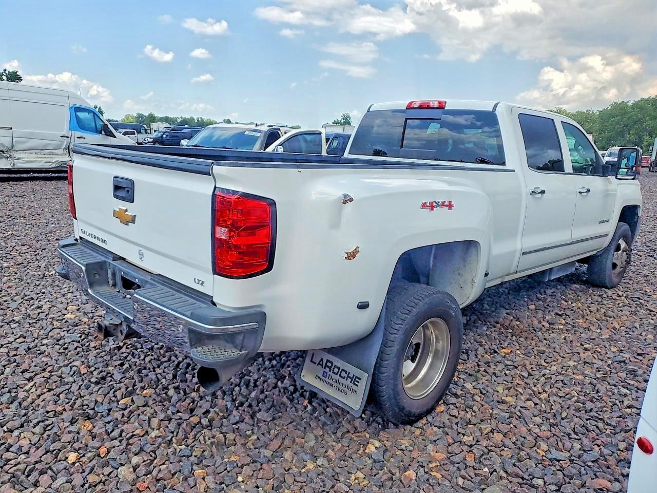2015 CHEVROLET SILVERADO 3500 — фото 3