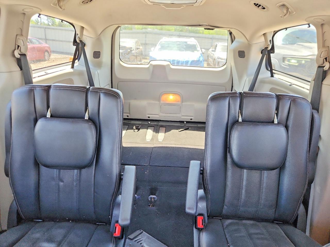 CHRYSLER TOWN & COUNTRY