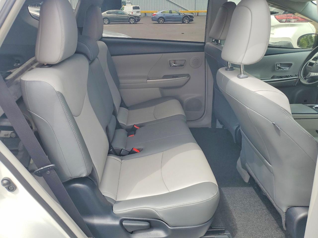 2017 TOYOTA PRIUS V — фото 10