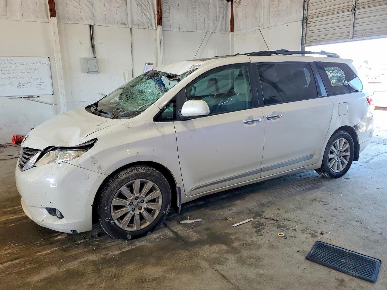 2015 TOYOTA SIENNA — фото 1
