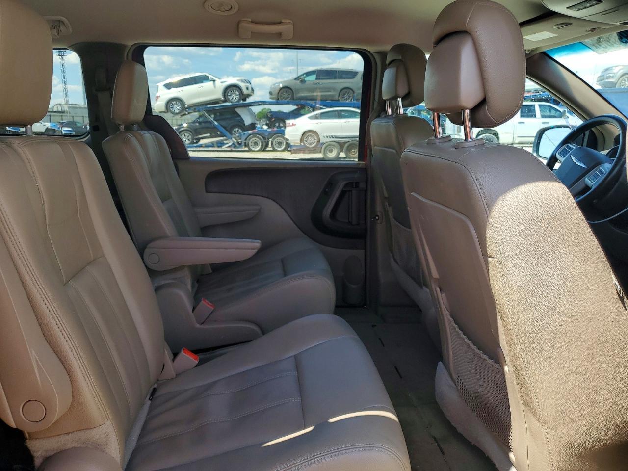 2016 CHRYSLER TOWN & COUNTRY — фото 11